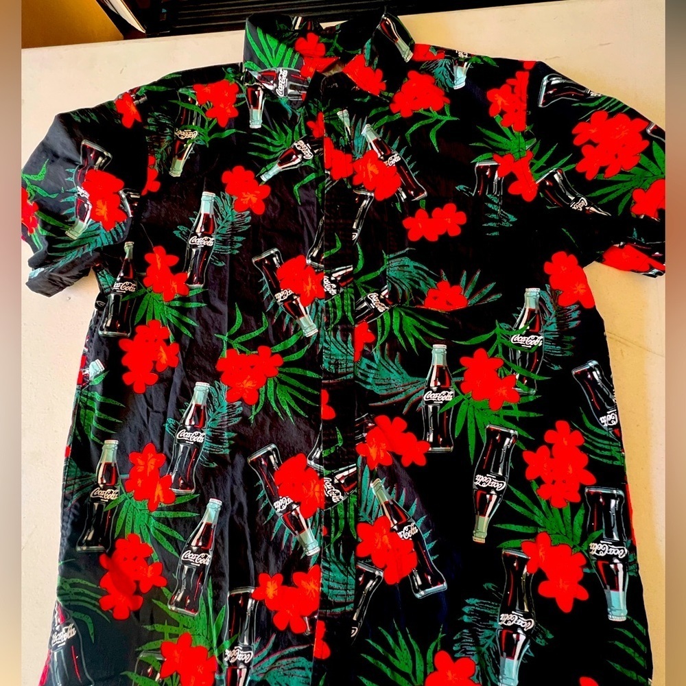COCA-COLA HAWAIIAN PRINT SHORT SLEEVE SHIRT  W/CLASSIC GLASS COKE BOTTLES
MEDIUM